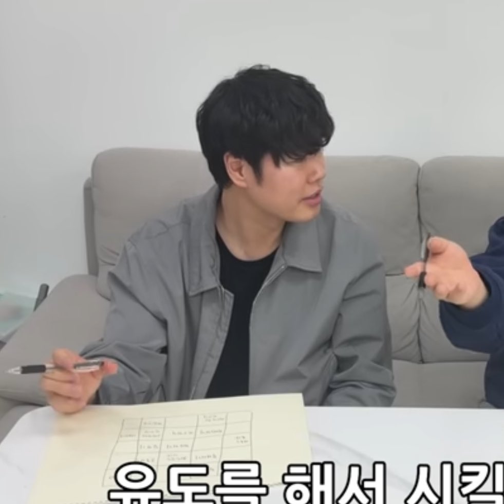 3_13_2's tweet photo. 하이앵글이라 그런가
턱선 살아잇고 머리도 약간 펌 풀린 게
옛날 강민석 같고 좋으네 이거... https://t.co/iuuLpILvib