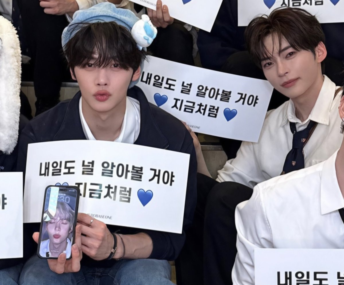 rrrrreye777's tweet photo. 규빈이 폰 화면이 한빈이야..........
그리고 마지막 단체사진에서 이걸 보여주며 똑같은 포즈를 취했어ㅠㅠ 투빈즈는 한몸이잖아...의지와 상관없이 어쩔 수 없이 갈라져도 외부의 힘이 둘을 떨어뜨려놓아도 둘은 언제나 어느순간에나 어떻게든 함께 있는 거야ㅠㅠㅠㅠㅠ https://t.co/7JpP5XqES2