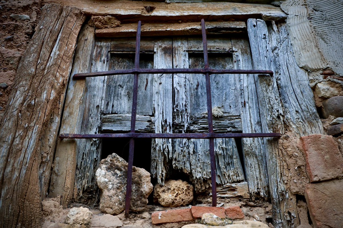 BorjaBarba's tweet image. “El adobe cedió con un sonido sordo, como un suspiro viejo de alguien a quien ya nadie escucha. Luego vino otro. Y otro más. Con cada tarde que pasaba, el pueblo parecía encogerse. Como si la memoria misma se estuviera desmoronando…”

Riosmenudos de la Peña, #Palencia