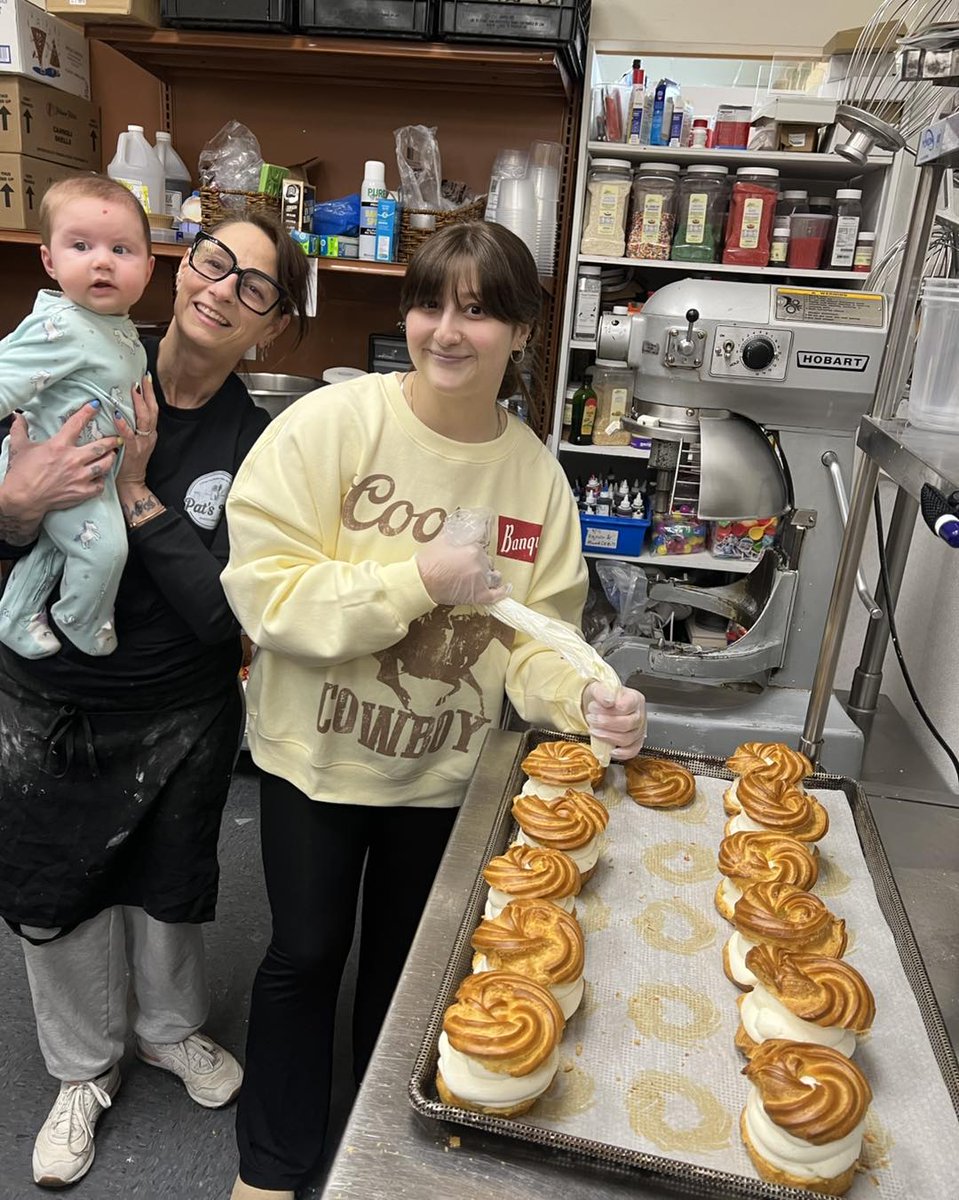 U3_Star's tweet image. Look at the size of these Zeppoles. #PatsIGA #Wolcott