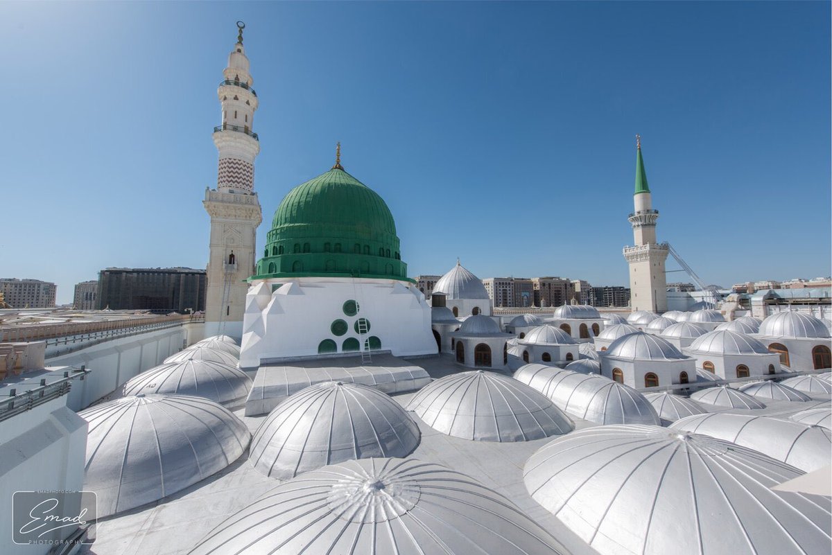 nonet911's tweet photo. هل سبق أن قرأت عن قباب #الطواجن
#فن_العمارة
الطواجن أكثر القباب انتشاراً في #المسجد_النبوي  أبدع المصممين والمعماريين والرسامين والنقاشين في التفنن فيها خاصة في بطونها.

    "عندما تؤصل معلومة تاريخية مكانية لابد أن تراعي : البعد الزمني وتقلب المكان وضبط الوصف بين المعلوم تحقيقا والمعلوم تثبيتا "

    فقباب الطواجن هي قباب ضحلة، تقل كتلتها عن نصف الكرة  وتنتشر في معظم أنحاء المسجد النبوي في بنائه القديم، وتشترك مع القباب الأخرى والأقبية نصف الإسطوانية وتتميز هذه القباب:
 - أن لها مثلثات كروية في أركانها الأربعة
- أن العمارة الإسلامية عرفتها منذ وقت مبكر
- تساعد على سرعة انتقال الصوت بين قبابها  
- ولا توجد فيها نوافذ أو فتحات.
📌معلومة: انتشر هذا النوع من القاب في كثير من المنشآت في المدن الإسلامية كالمباني الدينية والعسكرية وبعض مباني الخدمات العريقة.
 #المسجد_النبوي_معالم_وتاريخ
 #عبقرية_المكان_في_التراث