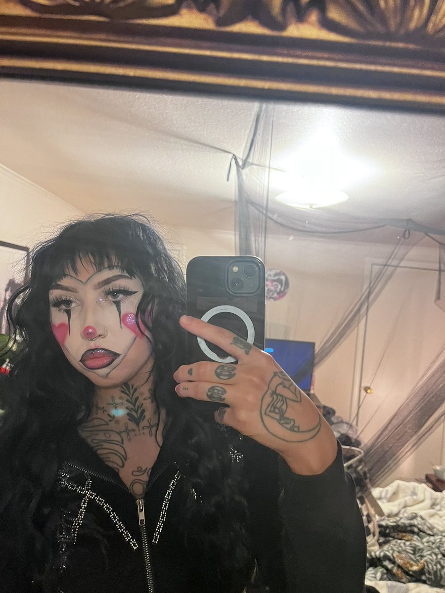ghxstgxrlxxx's tweet photo. clownin around https://t.co/XKfsyCGVs2