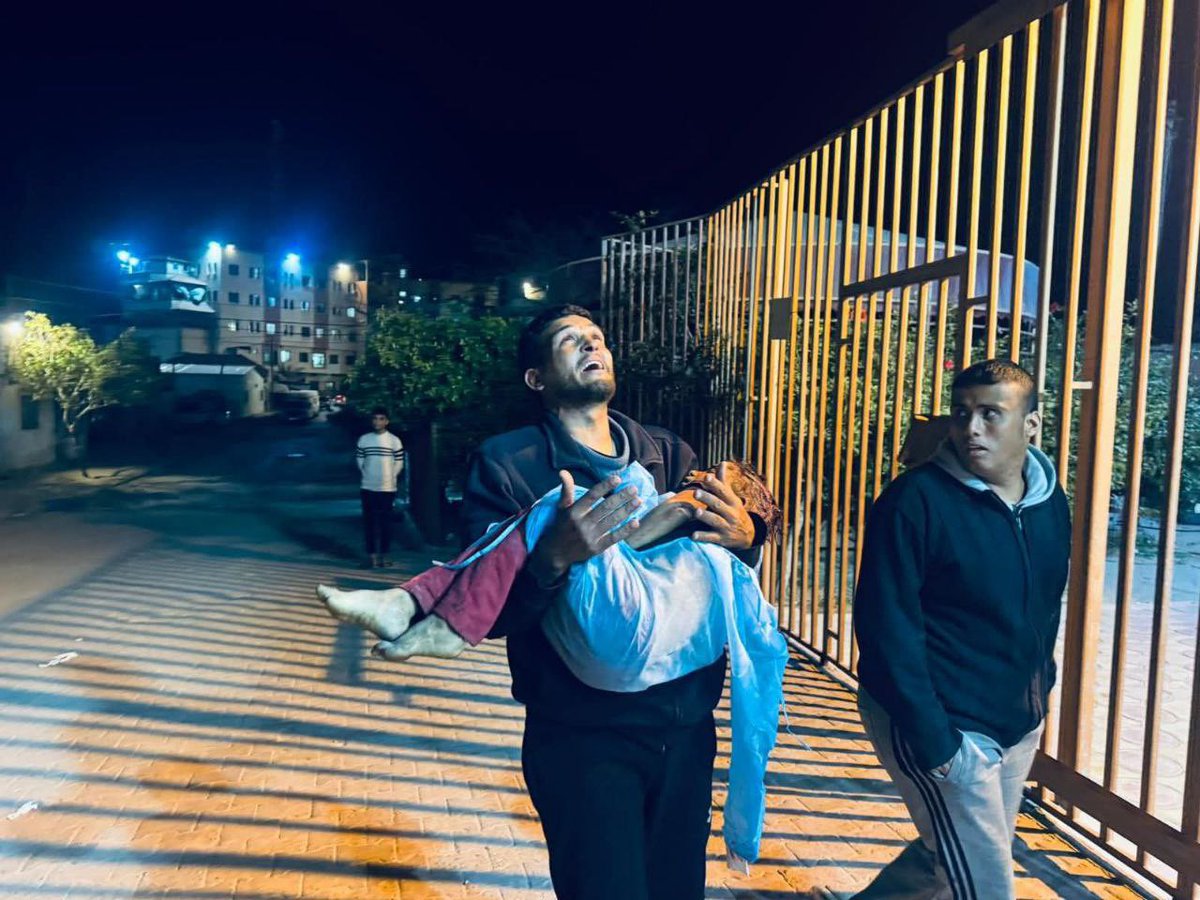 Hakeam's tweet photo. طفلة ارتقت شهيدة قبل قليل بعد انهيار سور كلية الرباط الجامعية على خيام النازحين في مواصي خان يونس - فيما سُجل أيضًا عدد آخر من الشهداء إلى جانب إصابات بين المدنيين. 

الحادثة وقعت في منطقة مكتظة بخيام الناز��ين - حيث يعيش آلاف الأهالي في ظروف شديدة الهشاشة - لتضيف هذه المأساة فصلًا جديدًا من المعاناة التي تطارد المدنيين حتى في أماكن نزوحهم.