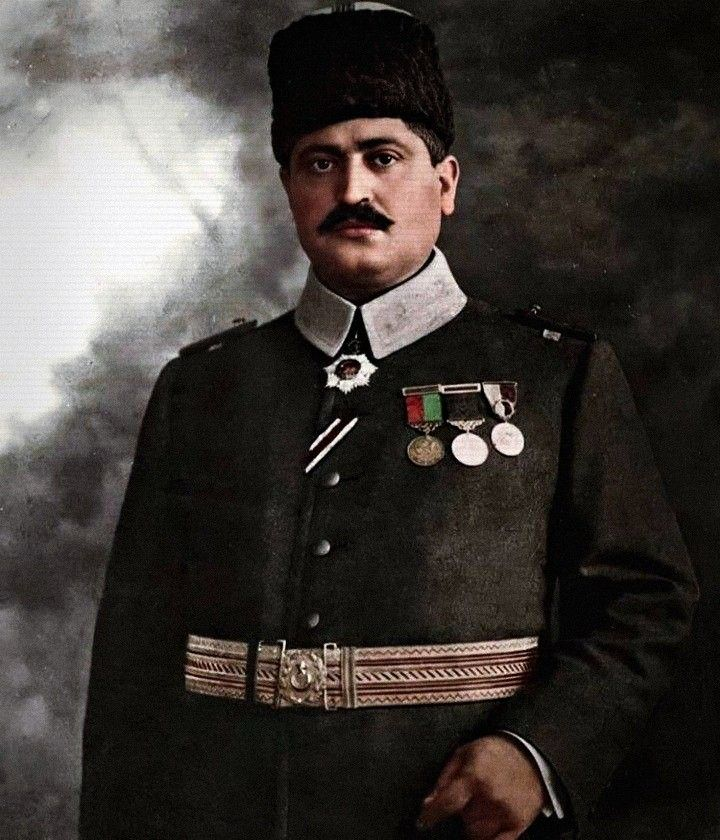 Yandı hicrân ateşiyle, sönmedi gönlünde dâvâ,
Vatanın derdiyle geçti, ömür denen o kısa rüyâ.
Garbın soğuk bağrında, Ermeni’nin kiniyle çarpışırken,
Sırtlandı koca bir mülkü pervâsızca bir başına.

Felek savurdu Paşa’yı, gurbet ellere düştü yol,
Sıla hasretiyle yandı, kırıldı