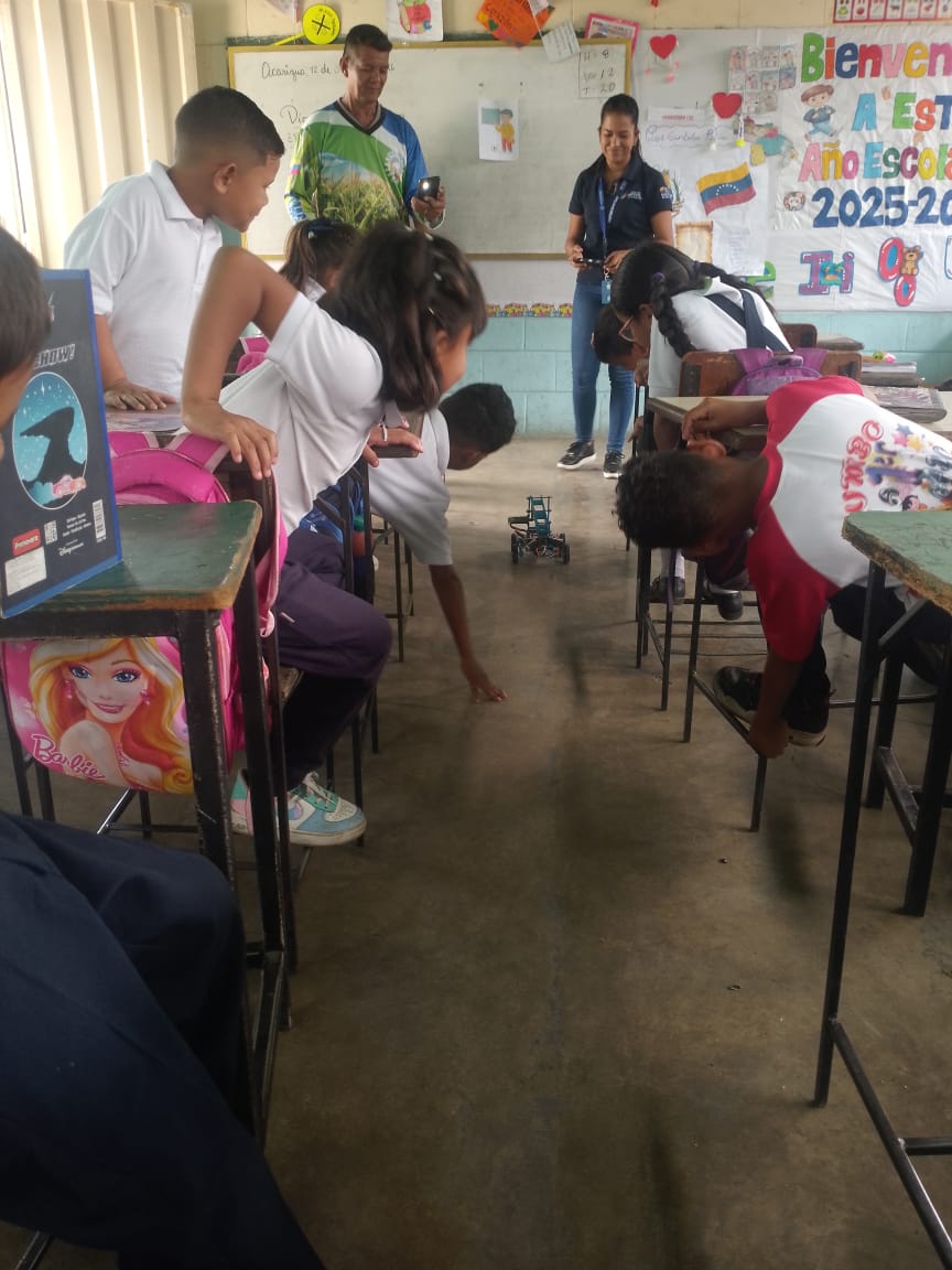 MariaRodri21720's tweet photo. La Robótica Educativa genera curiosidad y emoción tanto en niños como en adultos. 
#cienciaparalavida
#roboticaeducativa
#infocentroportuguesa https://t.co/U3vPRJ9aex