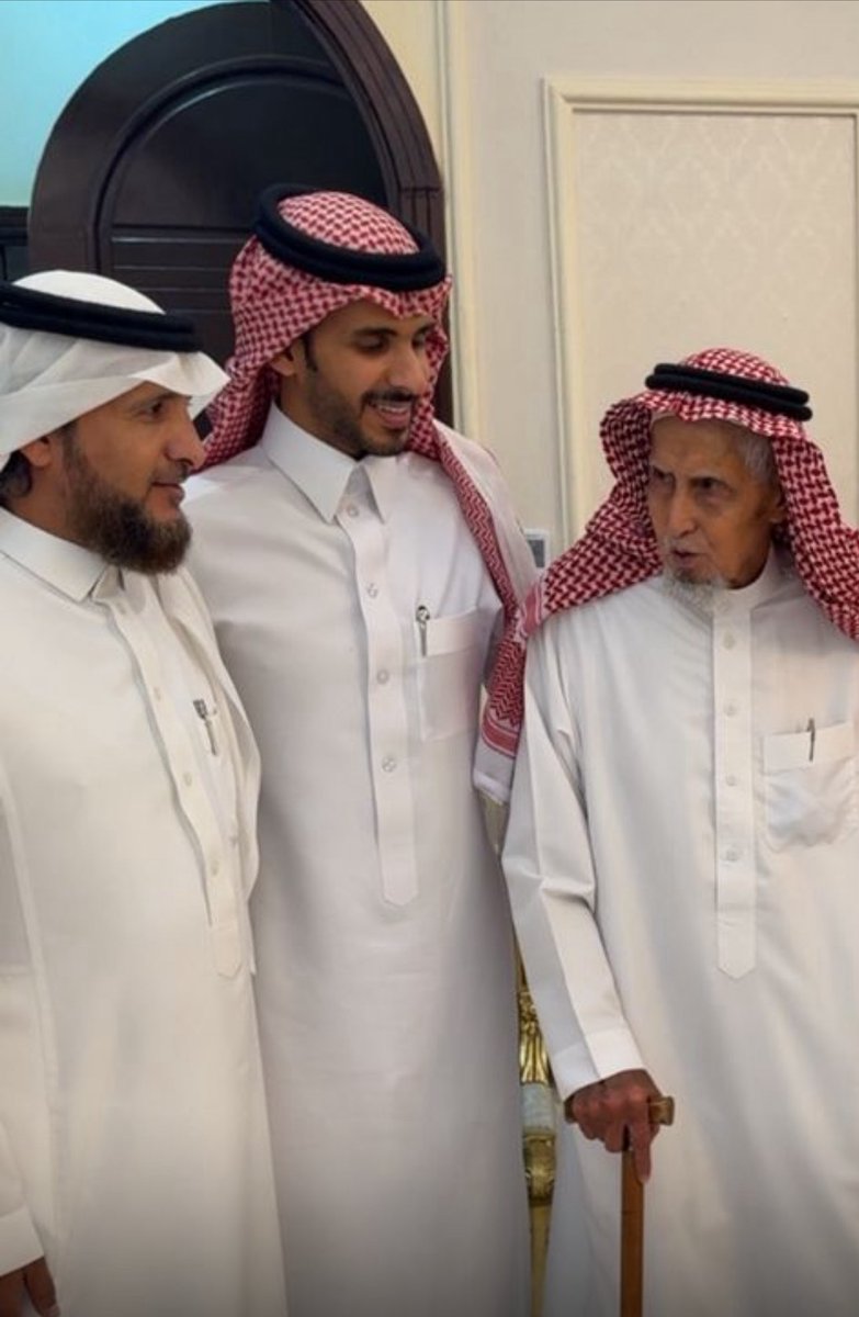 aziz95385476's tweet photo. أقـام الشيخ سعد بن عطية الطيار مأدبة إفطار لوالدي الشيخ صالح بن عزيّز البيجاني الزهراني وأخي رجل الأعمال الشيخ عزيّز بن صالح الزهراني بمنزله بمحافظة جده بحضور أبنائهِ وحضور الشيخ الدكتور أحمد سعد الطيار والشيخ بيجان بن عطيه البيجاني كما قدّم الشيخ سعد هدية للوالد ولأبي عدنان. https://t.co/IuxQ1wlNBN