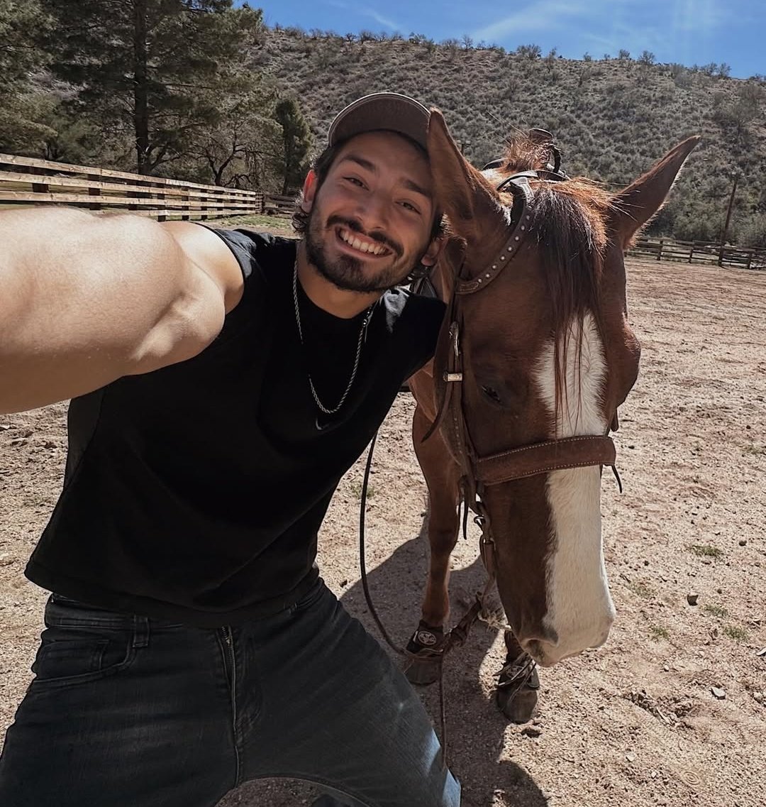 2 guapos, pero me gustan mucho los caballos porque primero tienes que tener una conexión/vinculo con él antes de que te deje montar, nomás iba a chulear a Galán, pero como se tomó foto con un fan y el fan también está galán pues le tocó 🥴
