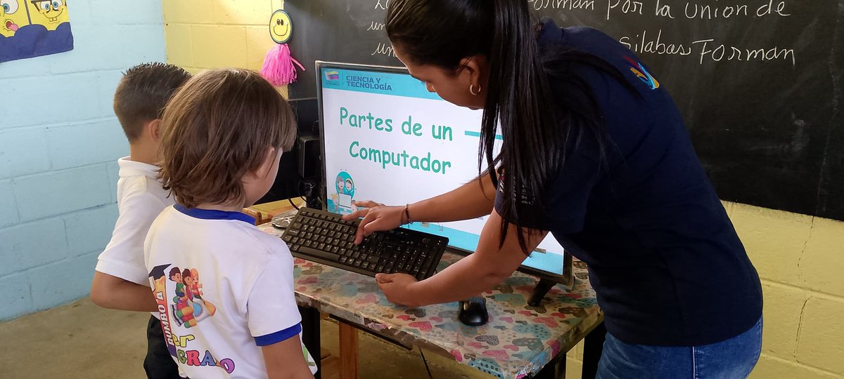 MariaRodri21720's tweet photo. Es importante enseñar a los niños y niñas el uso y partes de un computador. 
#cienciaparalavida
#roboticaeducativa
#infocentroportuguesa https://t.co/yZqykYm5mr