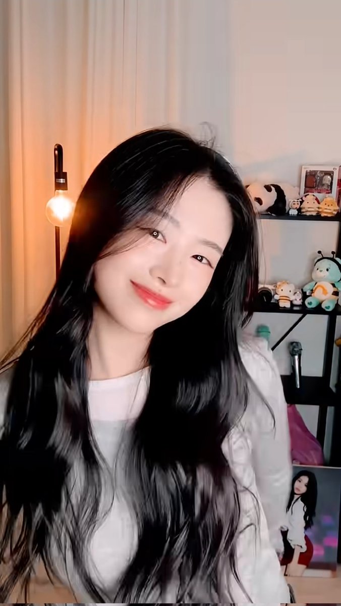 진짜 눈웃음에 개치인다...