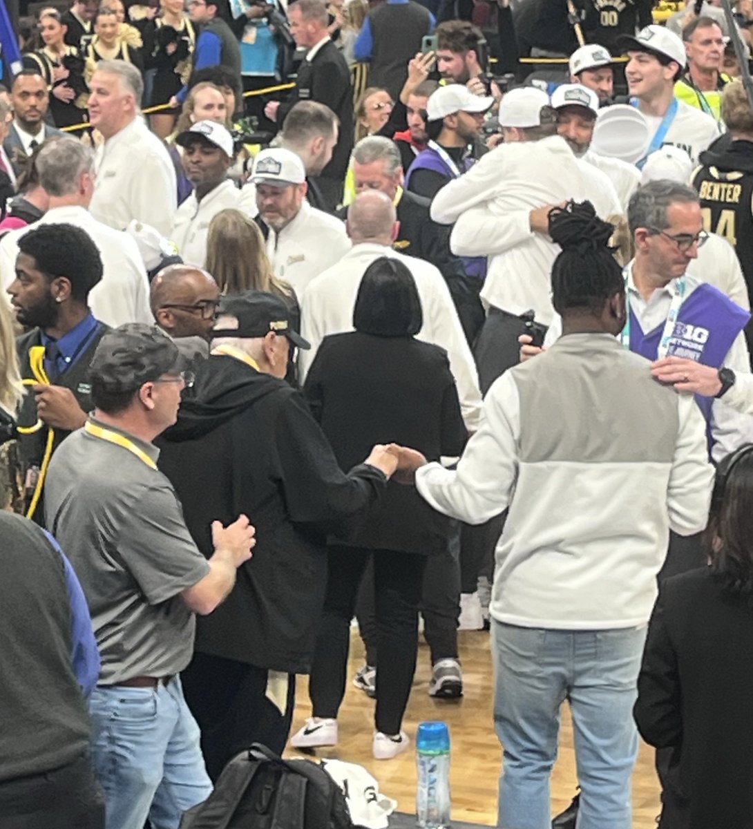 Lance Jones helping Gene Keady onto the court to celebrate the title. 

FAMILY. 

🏆🚂🏀