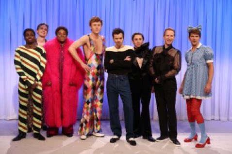 How does Harry look so small next to the others when he is in fact quite tall 😭