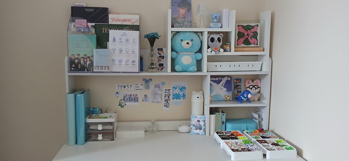 PhotocardsTyun's tweet photo. Se liguem na nova organização do meu cantinho bbs (em breve terei q mudar dnv pq vou comprar uma estante https://t.co/sjFzWuaY8j