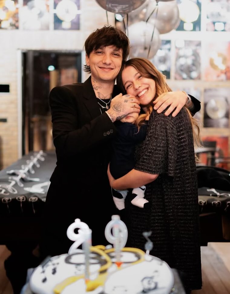 Lo vedi il tempo che se ne va 
Veloce come una nuvola 
Sorridi ancora una volta ma 
Ora la foto è più nitida❤️