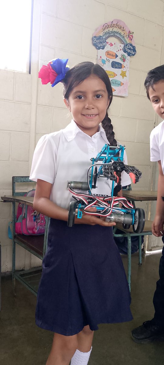 MariaRodri21720's tweet photo. Semillero científico trabaja en la Multiplicación de Conocimientos Científicos. 
#CienciaParaLaVida
#roboticaeducativa
#Infocentroportuguesa https://t.co/T2OPQIw7cV