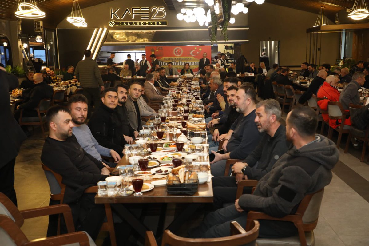 Ramazan’ın bereketini ve kardeşliğini Erzurum’da, Doğu Anadolu ve Karadeniz Güvenlik Korucuları Şehit Aileleri Federasyonu’nun düzenlediği anlamlı iftar programında kıymetli güvenlik korucularımızla birlikte paylaşmanın huzurunu yaşadık.

Aynı sofrada buluşmak, aynı gönül