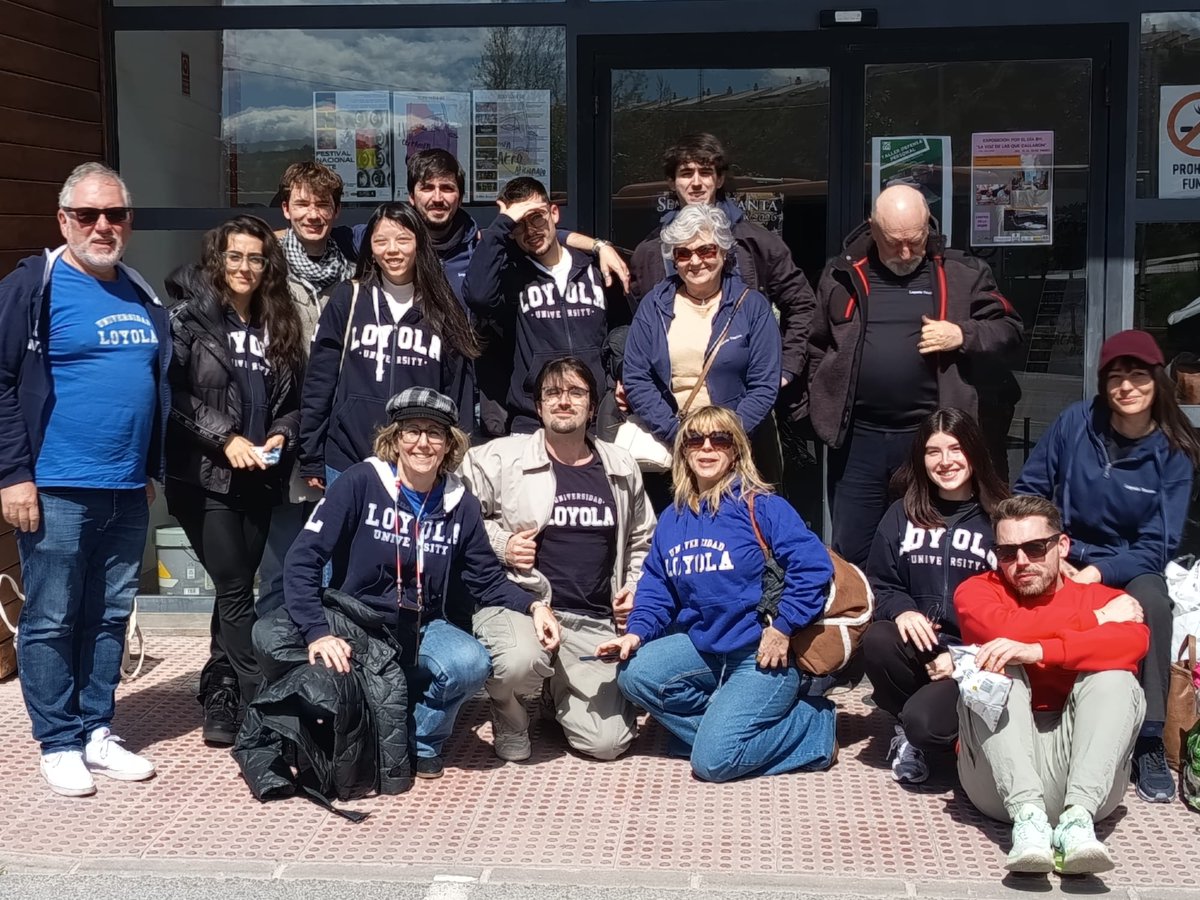 LoyolaTEATRO's tweet photo. Llegada a #Albox: montar, ensayar… y comer, que también es importante.
Y todo sin lluvia. ¡Hoy el cielo estaba de nuestra parte! 🎭🌤️

@LoyolaTEATRO
@LoyolaCultura 
@LoyolaAnd https://t.co/bRfvkPpiXU