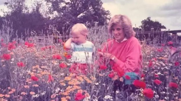 Prince William Shares Rare Photo of Princess Diana on Mother’s Day – Fan... youtu.be/ttrm_xtH1Y8?si… via <a href="/YouTube/">YouTube</a>