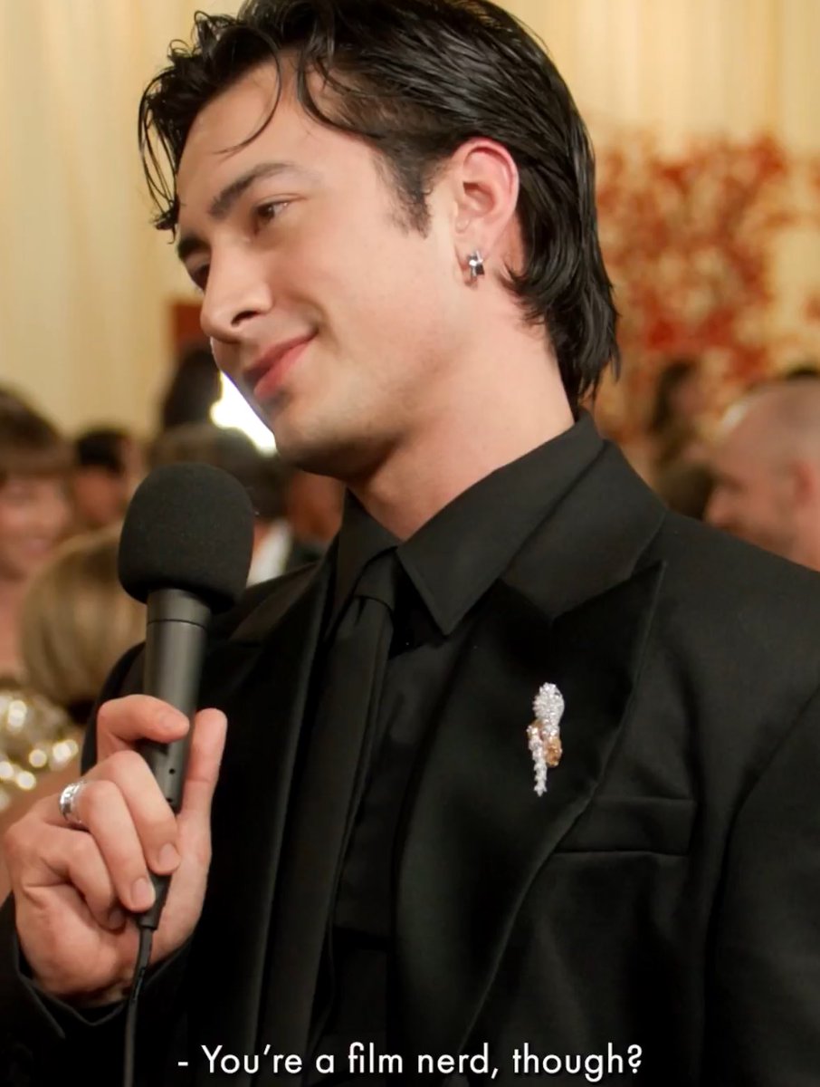 sofitflt's tweet image. cayo con corbata como para que le cueste andar mostrando las tetas en el afterparty se la pone de vincha #uffffff