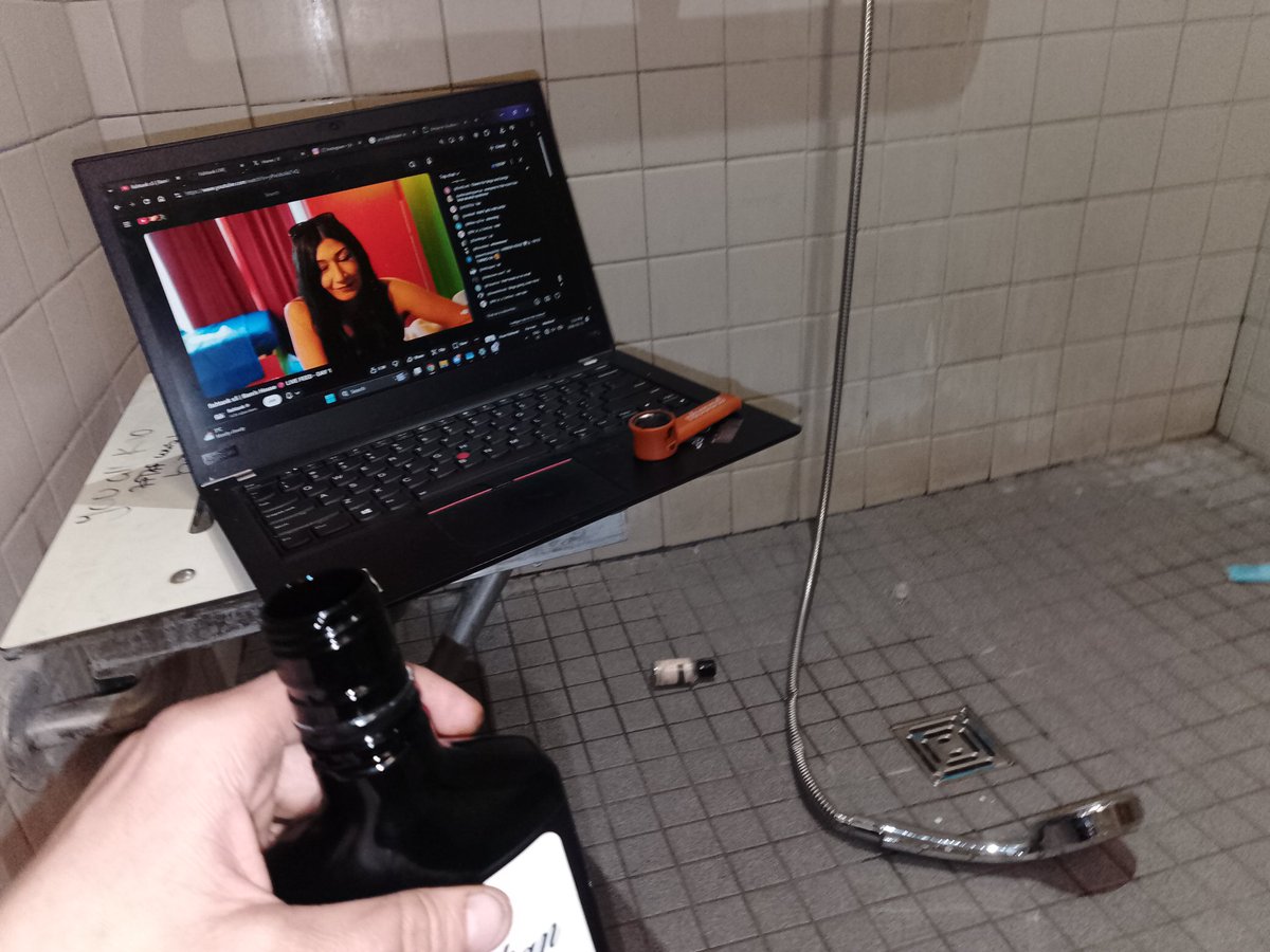 This is the peak way to watch fishtank

On the floor of a homeless shelter bathroom

#fishtanklive #fishtankdotlive