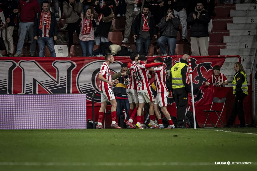 GradaBpro's tweet photo. ⚒️ El @RealSporting vuelve al +3 para seguir en la lucha por el playoff de ascenso.

El conjunto asturiano ha sumado 11 de los últimos 15 puntos disputados en El Molinón. https://t.co/wDPKKzRaJK