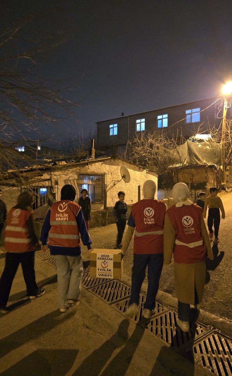 iyilikvakfi's tweet photo. Yurtiçi yardım çalışmalarımız kapsamında yetim ve ihtiyaç sahibi ailelere erzak ve nakit yardımlarımızı ulaştırmaya devam ediyoruz.

Ramazan’ın bereketini kardeşlerimizle paylaşmanın huzurunu hep birlikte yaşıyoruz.

@_cevdetyilmaz
@rbklndr
@gulsuncocuklard
@mehmetsofuoglu
#türkiye #ramazan #oruç #iftar #sahur #bayram #iyilikvakfı