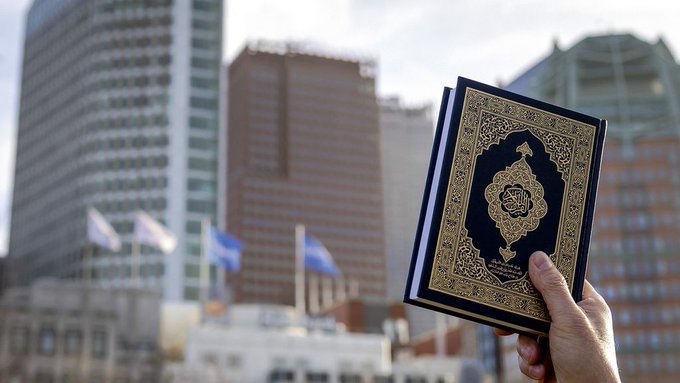 PetravanDam3's tweet image. nos.nl/l/2606426

Goed dat de aanpak is ingezet tegen moslimdiscriminatie (gaat gepaard met islamofobie). Net als #antisemitisme, moet er ook aandacht hiervoor zijn.

Extreemrechts drukt moslimdiscriminatie weg, terwijl zij de oorzaak hiervan zijn.
Extreemrechts is de