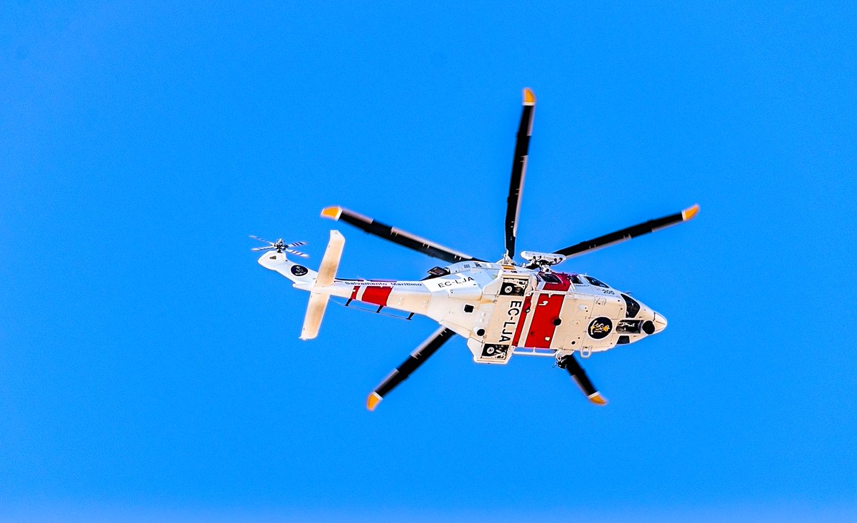 Ferry Villa de Tazacorte/225 millas #Lanzarote solicita evacuación tripulante accidentada.
Centro #LasPalmas moviliza helimer 205 que despega de #GranCanaria y reposta a tope en #Arrecife
Tras colocarse en vertical ferry, iza a la accidentada y evacua directamente al hospital.