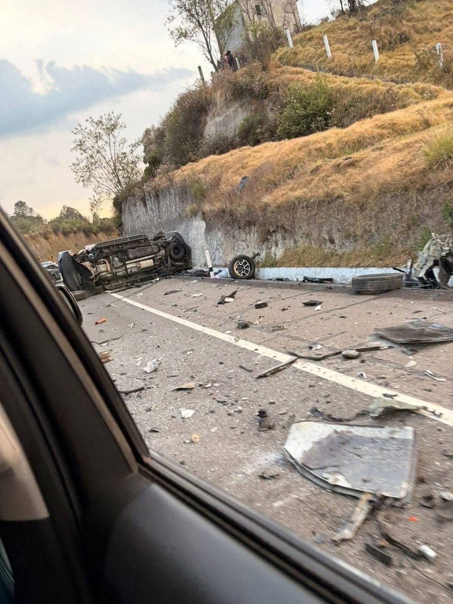 PDigitalOriente's tweet photo. Tragedia en carretera del #Edomex: Diego Osuna Miranda, hijo del director general de BBVA, murió en un accidente en la autopista Toluca–Valle de Bravo. Viajaba en una camioneta blindada que volcó tras chocar contra un camión de carga. #AccidenteVial #digitaldelorienteprensa https://t.co/984DG794Yk