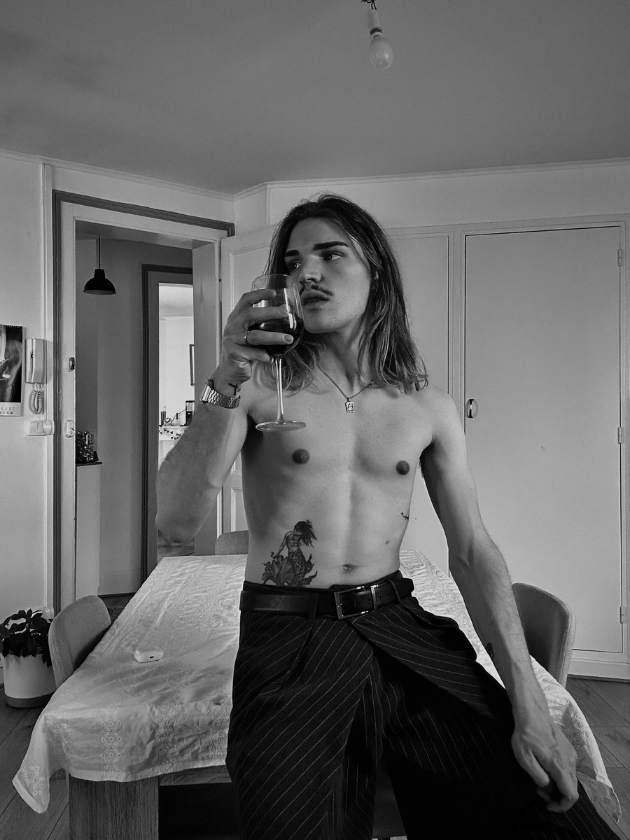 rsr_romain's tweet photo. 🍷 
#LGBTQIASupportsTheLeft https://t.co/Gm6YIFF4sJ