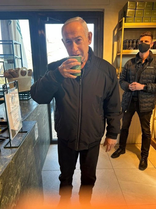 Turgut Bey’in aklı kendi soytarı tayfasına gitmiş. Her şeyi yapay zekâyla yapan siyasal İslamcı tayfaya.