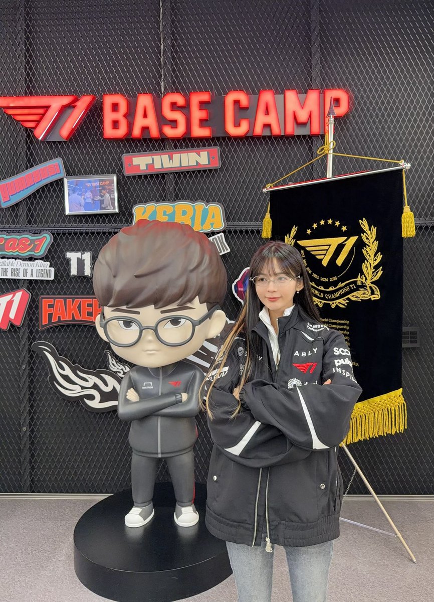 二訪🤣🤣🤣
第二次找飛可拍大頭貼
好想把周邊都買回家😝 https://t.co/rJ5q2EZGHT