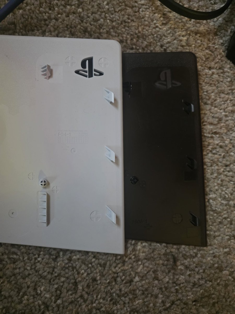 FireDragon305's tweet photo. @AskPlayStation so why did the slim and pro systems have to have 2 different plate latch designs? They are almost identical to the point that the bottom plates fit my pro, but not the top 2 plates. https://t.co/B0JEPeIvAh