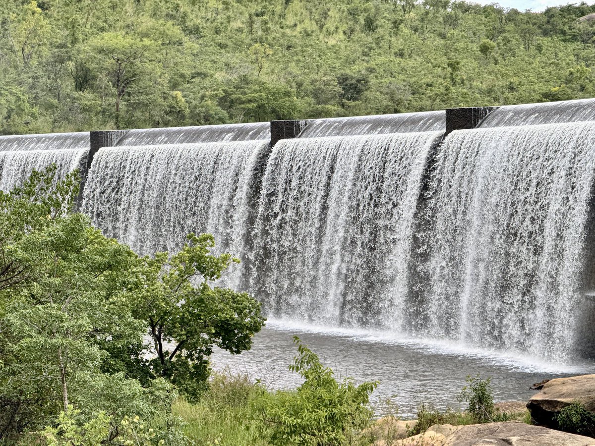 PTChimusoro's tweet image. Took a trip to Shamva to watch the sunset. Unfortunately there wasn’t much of it because of the rains, but I still had a good time. Had beautiful sights and serenity to myself. 

📍 Lions Head Dam. 

#TravelZimbabwe
