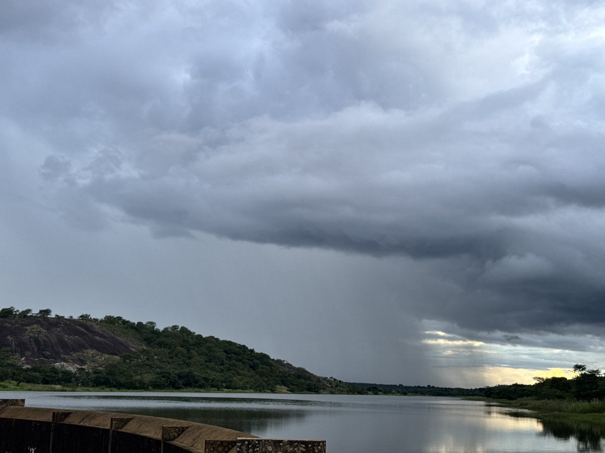 PTChimusoro's tweet image. Took a trip to Shamva to watch the sunset. Unfortunately there wasn’t much of it because of the rains, but I still had a good time. Had beautiful sights and serenity to myself. 

📍 Lions Head Dam. 

#TravelZimbabwe