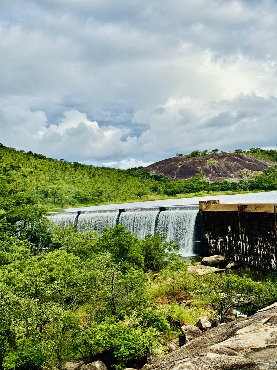 PTChimusoro's tweet image. Took a trip to Shamva to watch the sunset. Unfortunately there wasn’t much of it because of the rains, but I still had a good time. Had beautiful sights and serenity to myself. 

📍 Lions Head Dam. 

#TravelZimbabwe