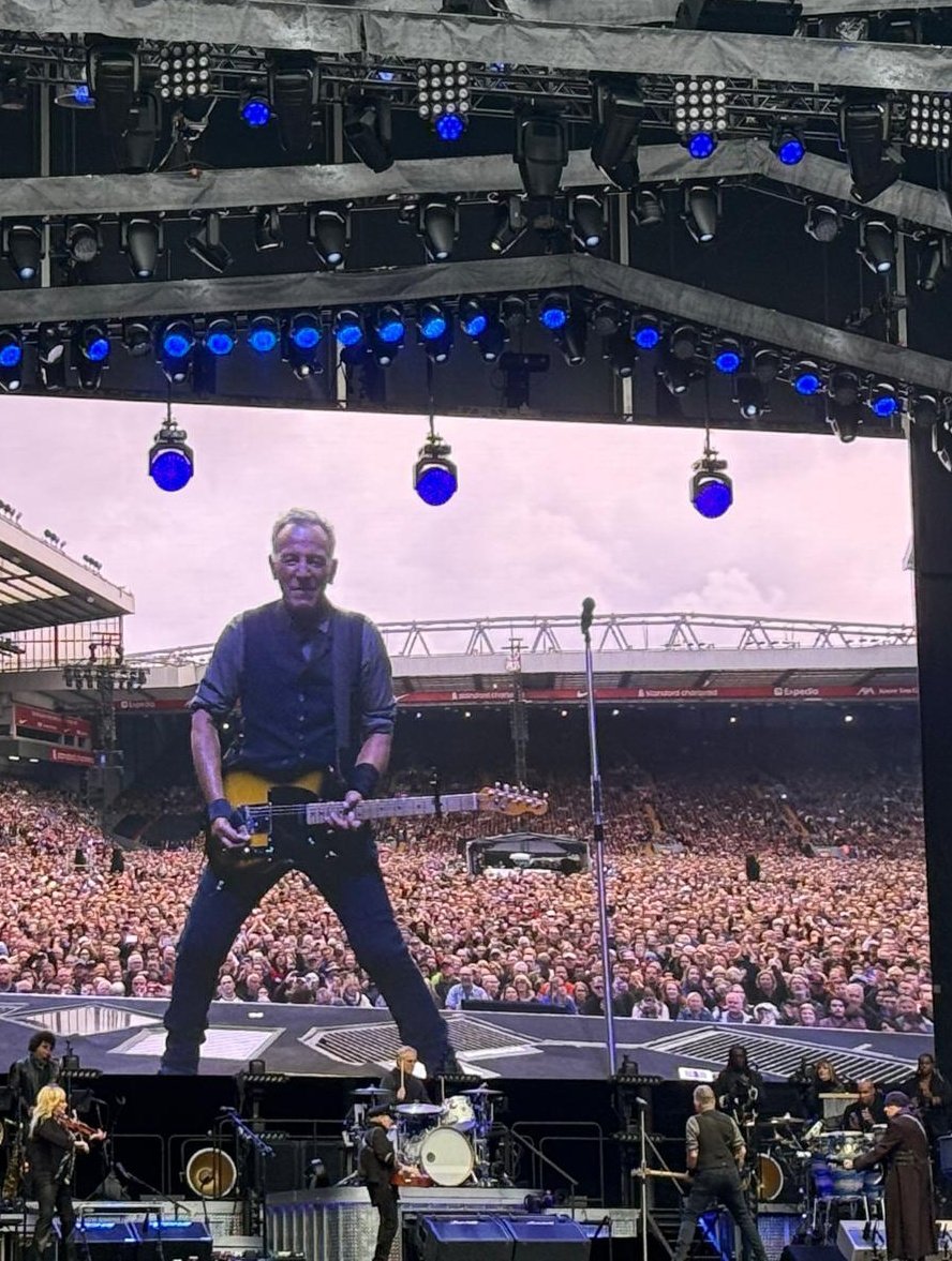VLafora's tweet photo. @jkd1969 @Mosqueter4 @PaulApp0505 @BDoltri @Paulhaider74 @ToonTravels @tommymcc321 @shirley_good @springsteen @Emma48998116 @StanislasPetit @ABessai @BrianHayes757 @NJMusicFun2 @BruceLyricsNL @carmenglsmate @FatOldAnarchist Thanks Kevin. Happy #BruceDay https://t.co/WblcrEM5M1