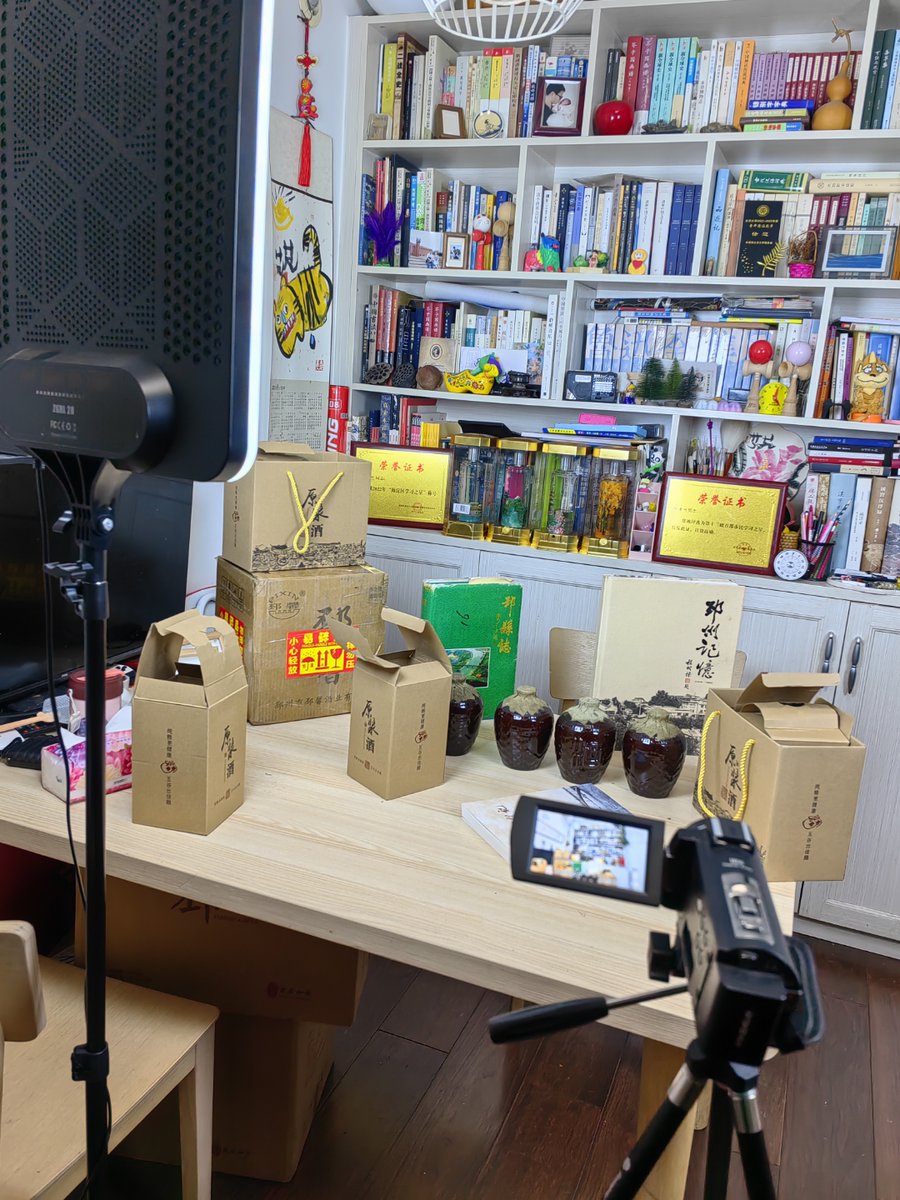 xamin87238436's tweet image. "When your team’s ‘emergency snack run’ turns into a 20-minute debate over which flavor of chips tastes ‘professional’…  #WorkHumans #SnackDrama"