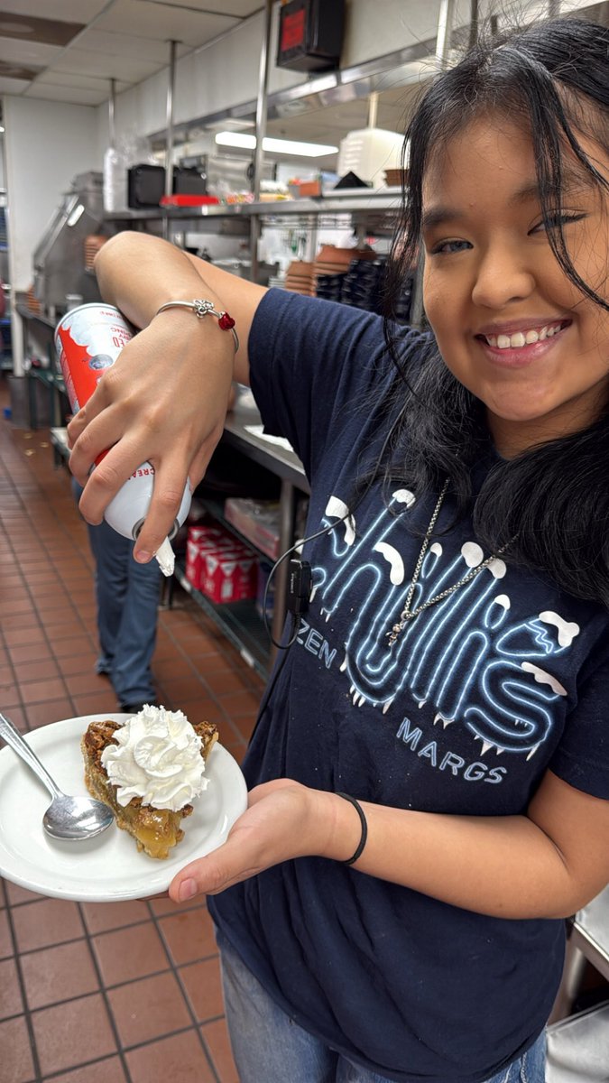 laura robles tweet media