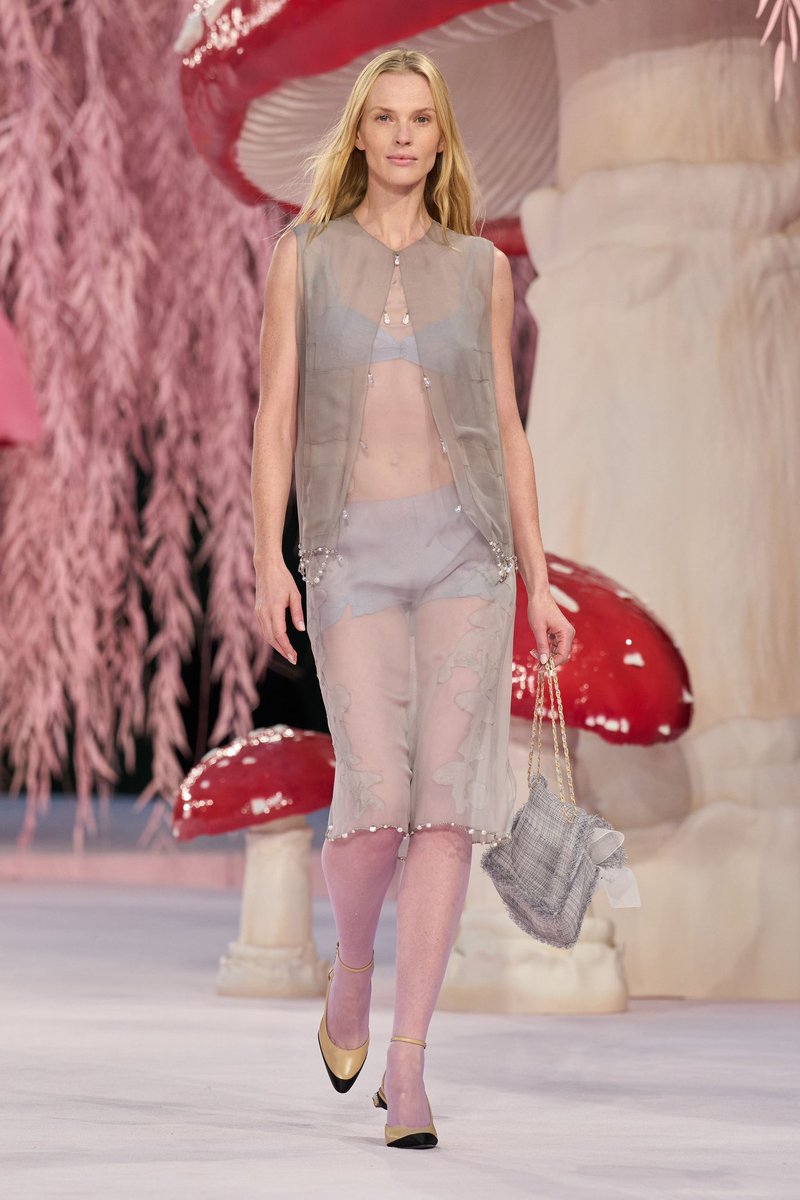 saintdemie's tweet image. same chanel couture look totally different vibe #loveit