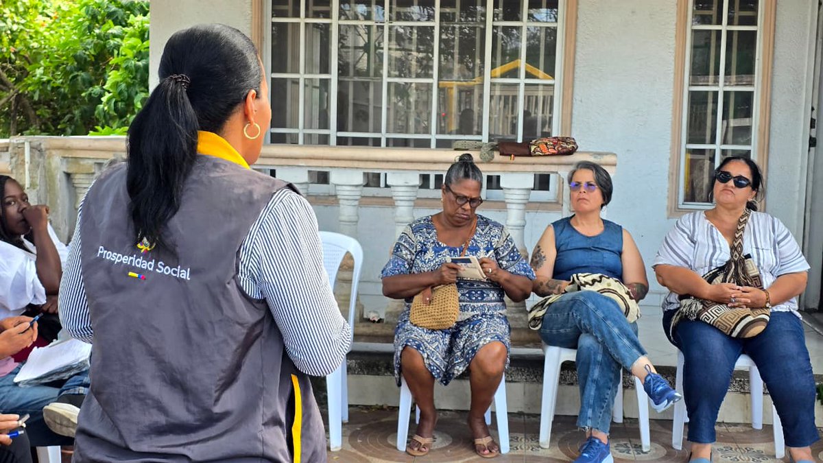 ProsperidadCol's tweet image. En #SanAndrés seguimos fortaleciendo la asociatividad en el territorio insular. 🩵
Junto a la @UsolidariaCo acompañamos un encuentro con artesanas y representantes de los sectores gastronómico y turístico que avanzan en su proceso de conformación como cooperativa de servicios