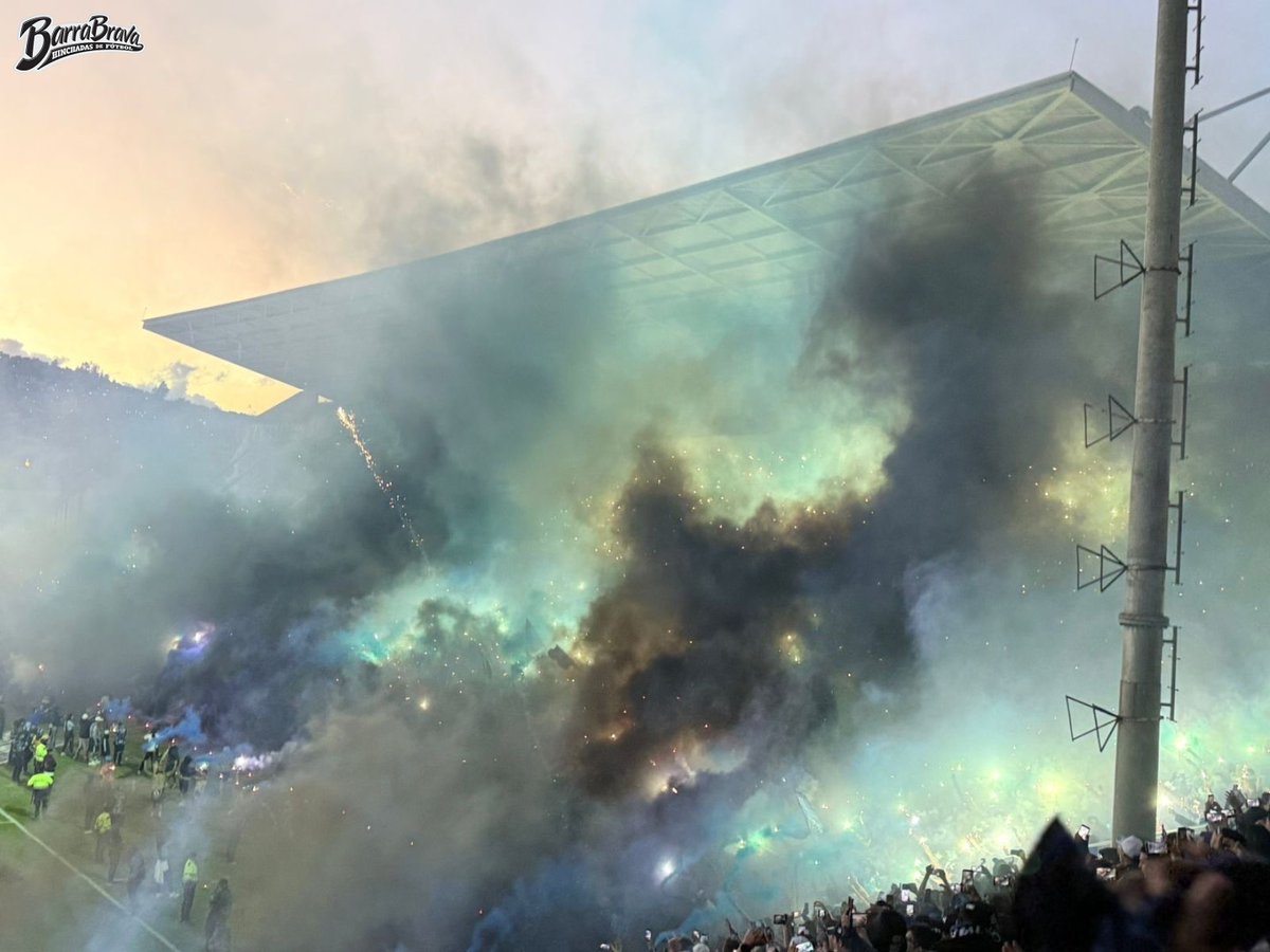 barrabrava_net's tweet photo. Terrible recibimiento de la Blue Rain y Comandos Azules de Millonarios ayer en el Estadio Independencia en Tunja para el partido vs Boyacá Chicó https://t.co/CfFBCSYXoI