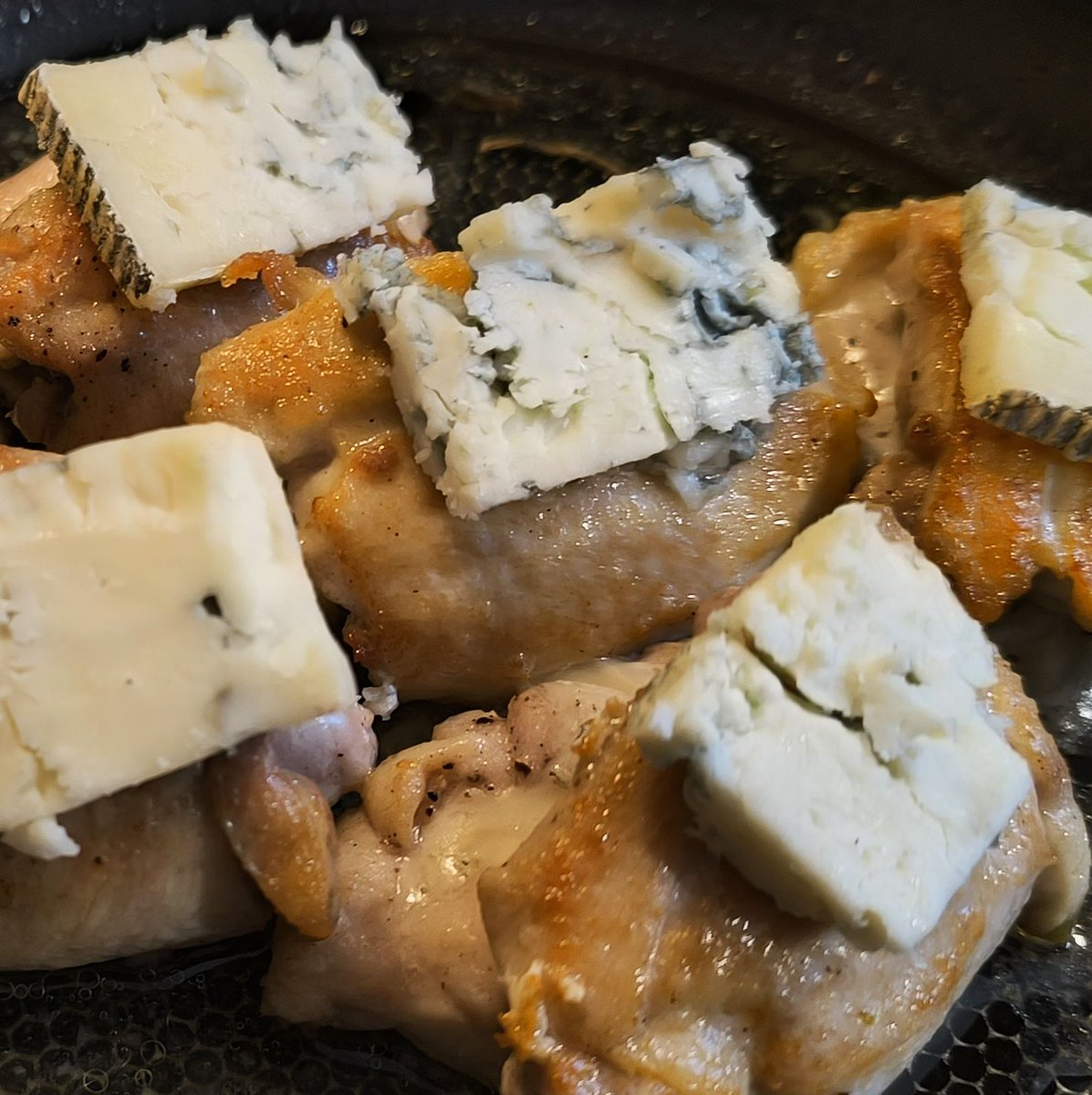 MikeKocht's tweet photo. #Huhn ( #Hendl ) und #Käse wieder einmal:
#Schnitzel von der (ausgelösten) #Keule mit #Gorgonzola
Serviert auf #Zitronenrisotto
Dazu gebratene #Melanzani mit einem Hauch von Knoblauch
https://t.co/Rzajlape3j https://t.co/P4an8MvcYt