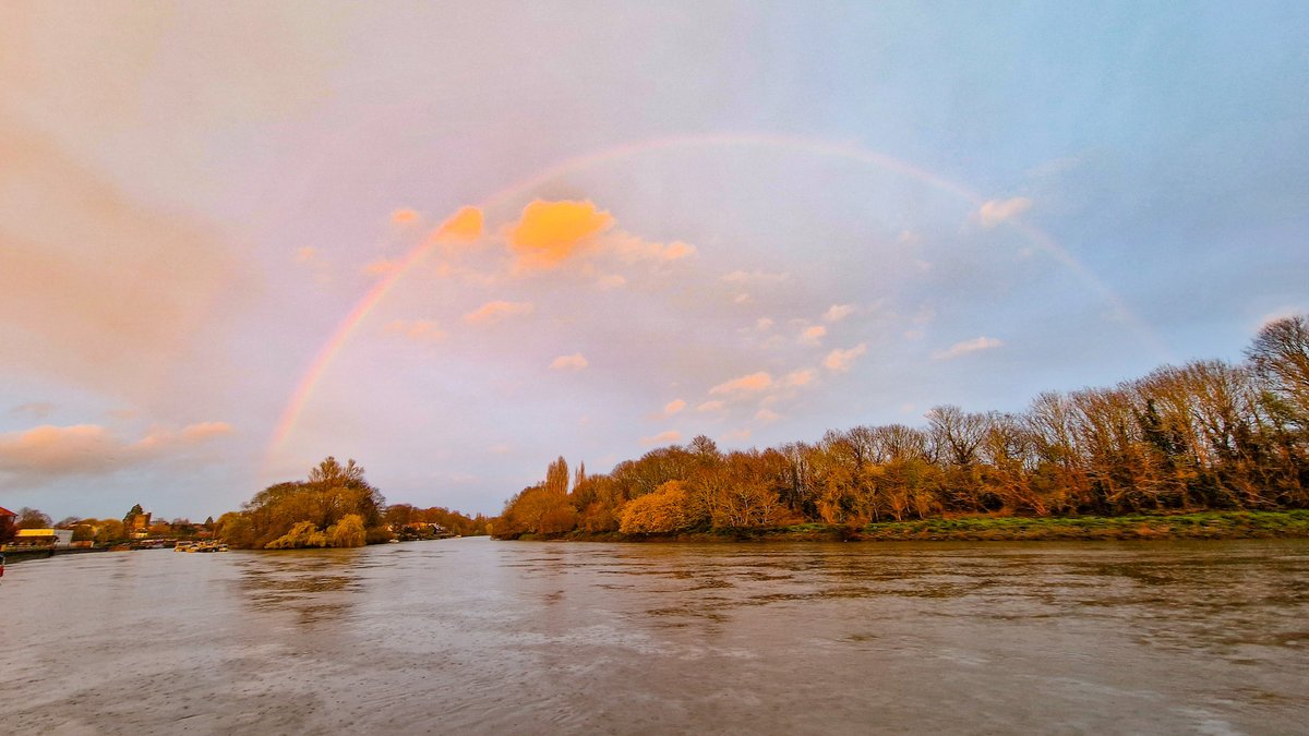KaptainKwack's tweet photo. A faint sunset rainbow over Eel Pie Island just now! Have a good Sunday evening all!

@StormHour #sunset #rainbow #thames #twickenham #EelPieIsland https://t.co/bxDqKIq4dr