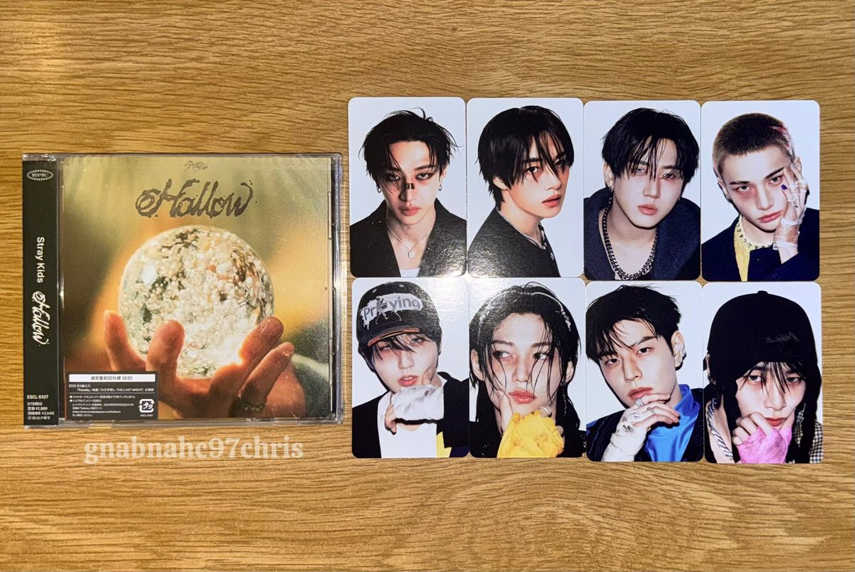 STRAY KIDS WW GIVEAWAY!! 

🎁 prizes: 
• 1 sealed Hollow album (regular version, includes 1 random photocard) 
• ot8 karma album skzoo ver. photocard set 

how to enter:
• follow me
• like &amp; retweet this post

winner will be announced on march 27th. 

good luck ♡

(extra