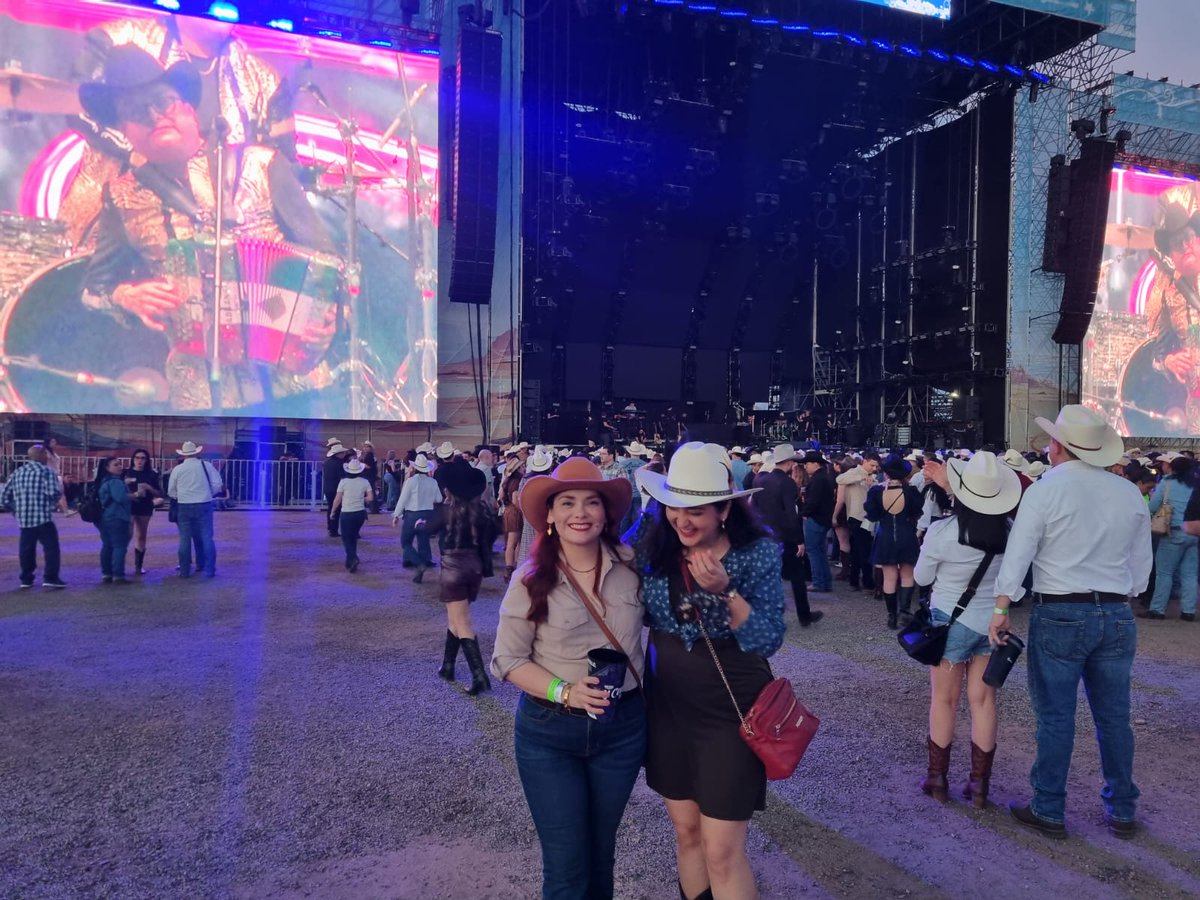 Que bonito y que bendición es ser de Sonora. Pueden no gustarte nuestras formas, pero amarás que todos tenemos nuestras botas y sombreros.
Aquí con mi hermana, recuperando todos los bailes que se perdió por andar de roquerilla en la prepa.