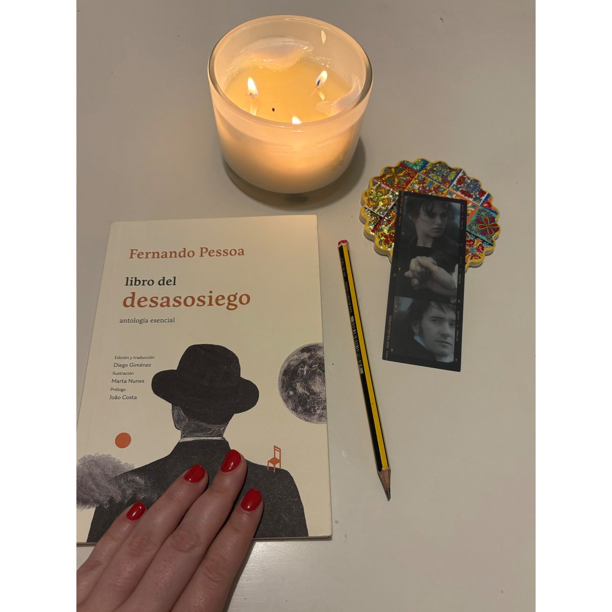 MyriamMaeso's tweet photo. Terminar un libro de Pessoa un domingo es algo así como destruirse con conciencia. https://t.co/ojg3rL75X8