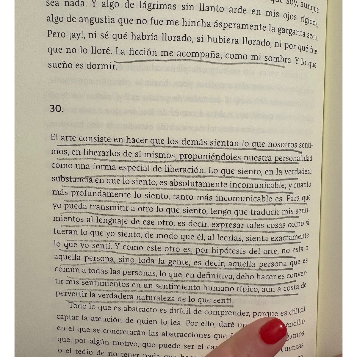 MyriamMaeso's tweet photo. Terminar un libro de Pessoa un domingo es algo así como destruirse con conciencia. https://t.co/ojg3rL75X8