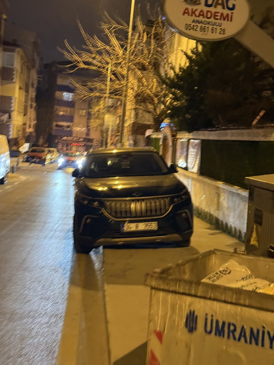 IZBERK's tweet photo. @umraniyebeltr @umraniyebeltr  fen işleri biriminiz derin kış uykusundan ne zaman uyanır acaba ? Bu rezalet yaya yolu işgali devam ediyor! Kaldırımda yürünmüyor, https://t.co/TqMW8uM2oX