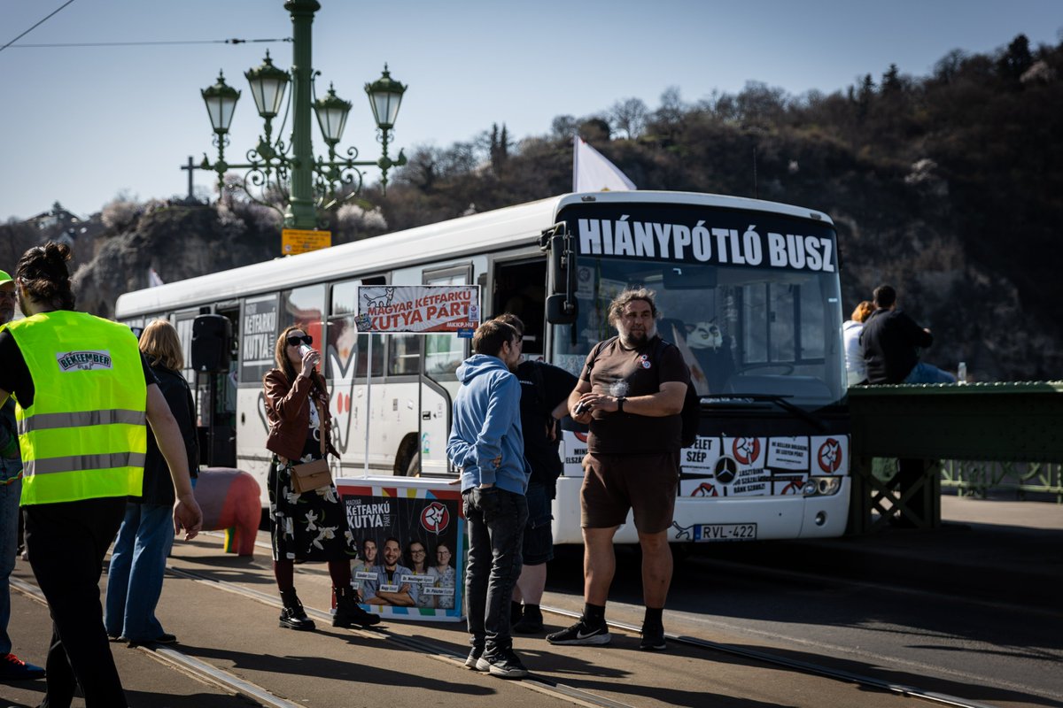 indexhu's tweet image. A számos ünnepi rendezvénnyel párhuzamosan a Kutyapárt elfoglalta a Szabadsághidat.

További képek:
galeria.index.hu/belfold/2026/0…

Fotó: Kertész Renáta / Index

#Hungary #Budapest #bridge #politics #indexhu