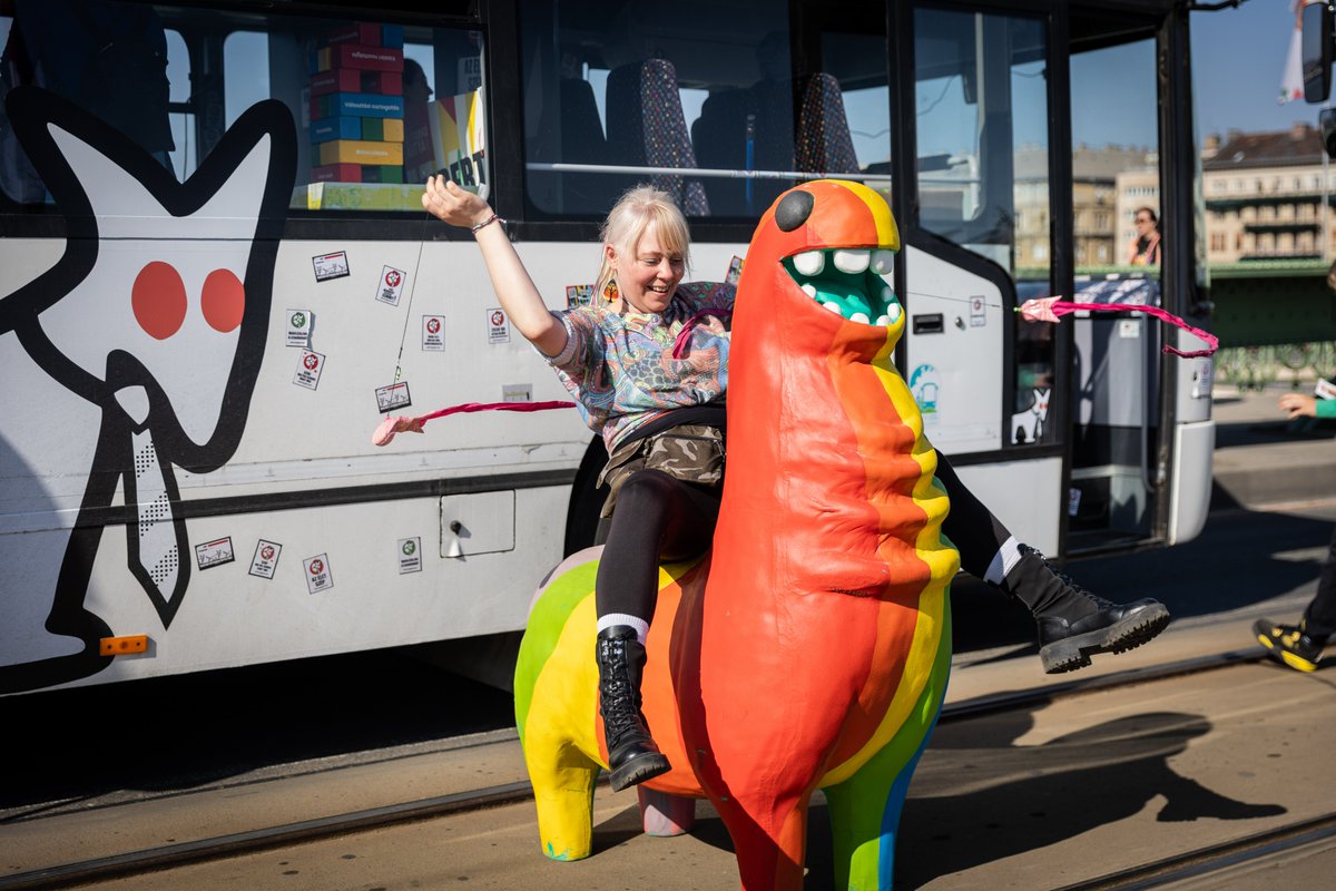 indexhu's tweet image. A számos ünnepi rendezvénnyel párhuzamosan a Kutyapárt elfoglalta a Szabadsághidat.

További képek:
galeria.index.hu/belfold/2026/0…

Fotó: Kertész Renáta / Index

#Hungary #Budapest #bridge #politics #indexhu